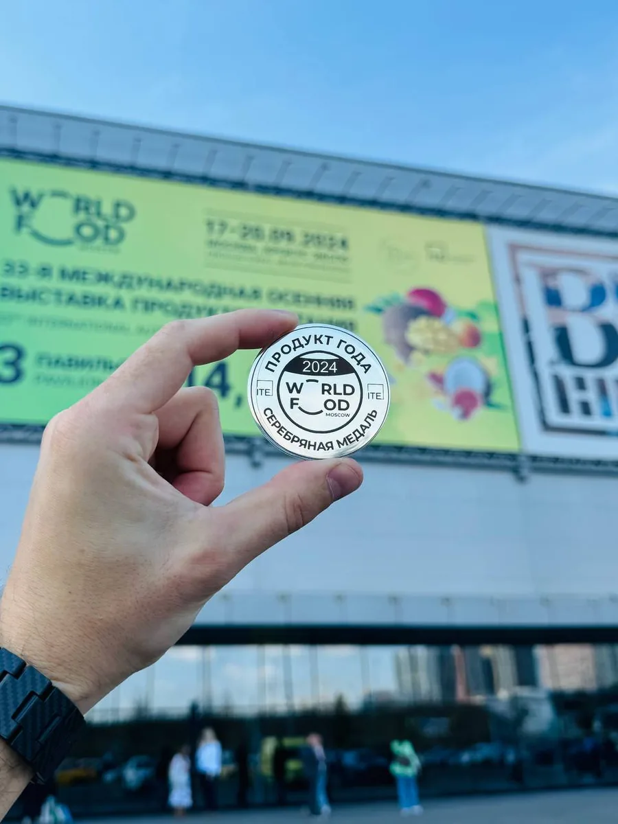 Серебряная медаль «Продукт года» World Food Moscow 2024 на фоне выставки